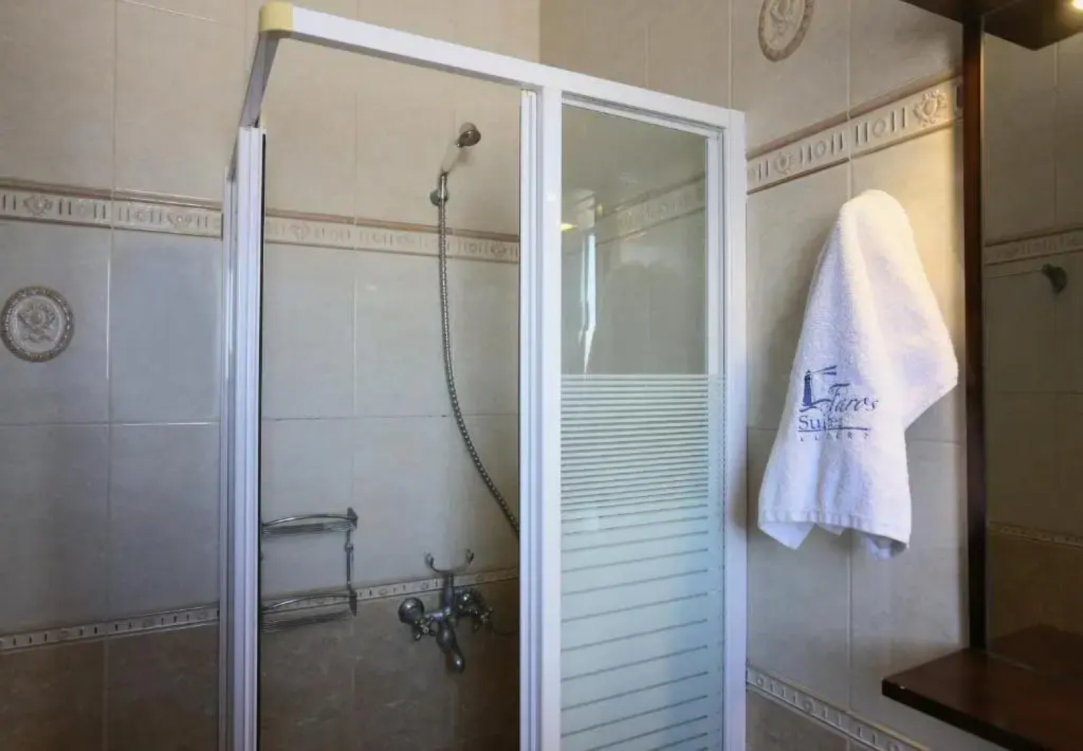 Faros Luxury Suites & Restaurant