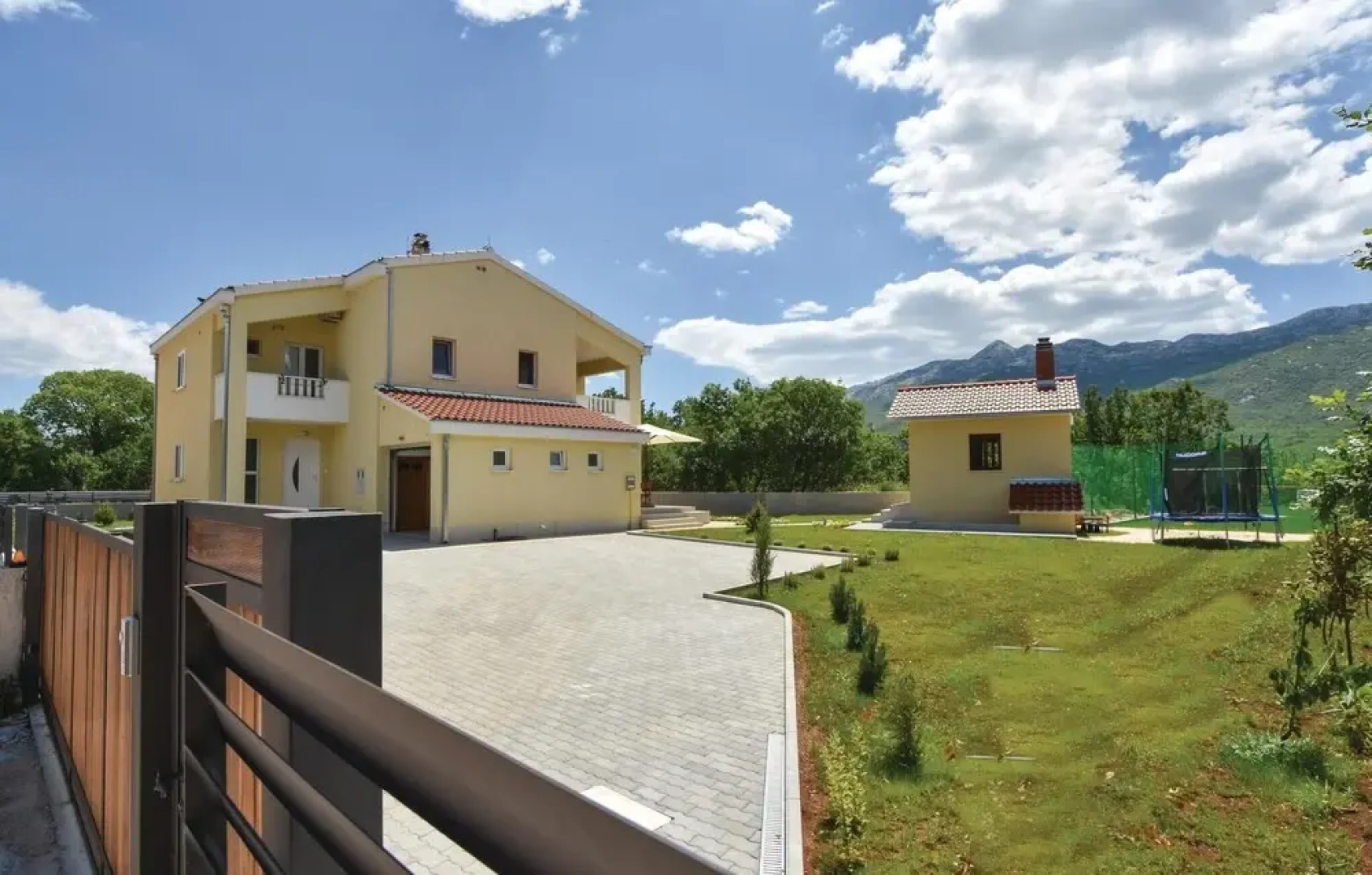 Awesome Home in Dugopolje With Wifi and 4 Bedrooms
