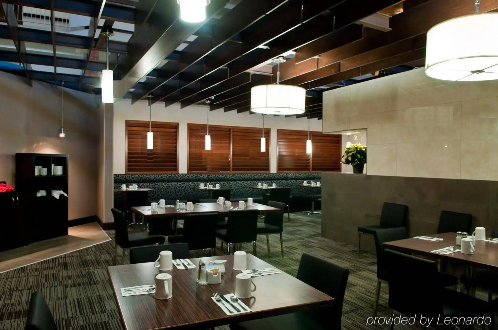 Holiday Inn Oakville Centre by IHG