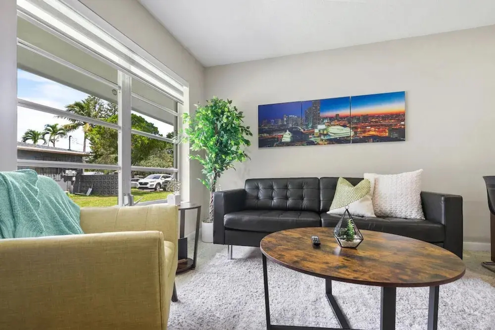 King /Queen Bed Mins from beach. Perfect get-away!