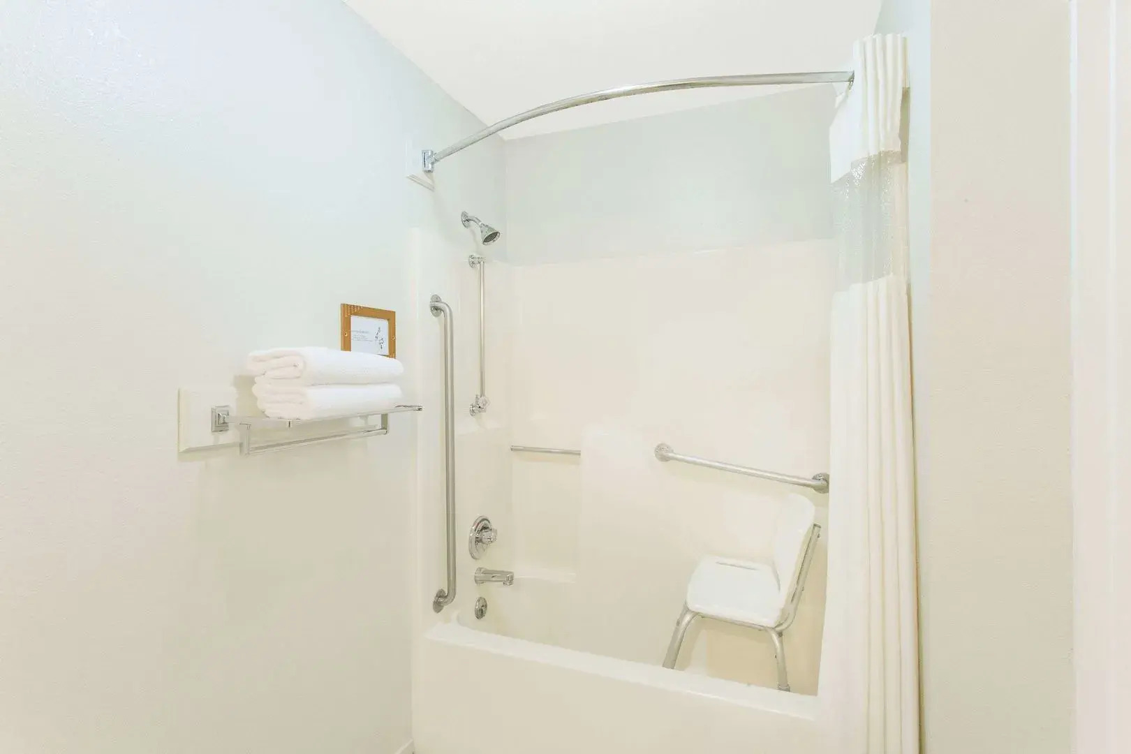 Upper Lake Inn and Suites