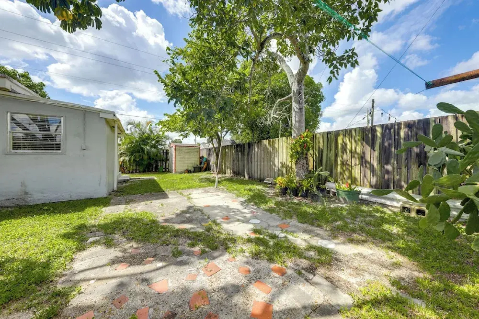 Fenced-in Yard: Home 3 Mi to Hard Rock Stadium!
