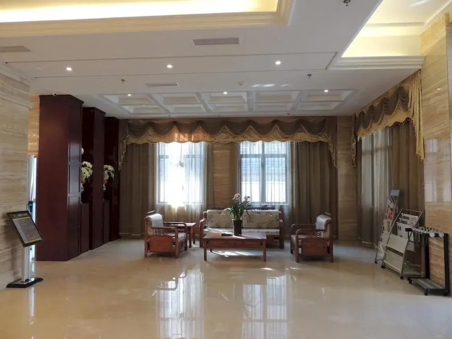 Deqing Ruijing Holiday Hotel