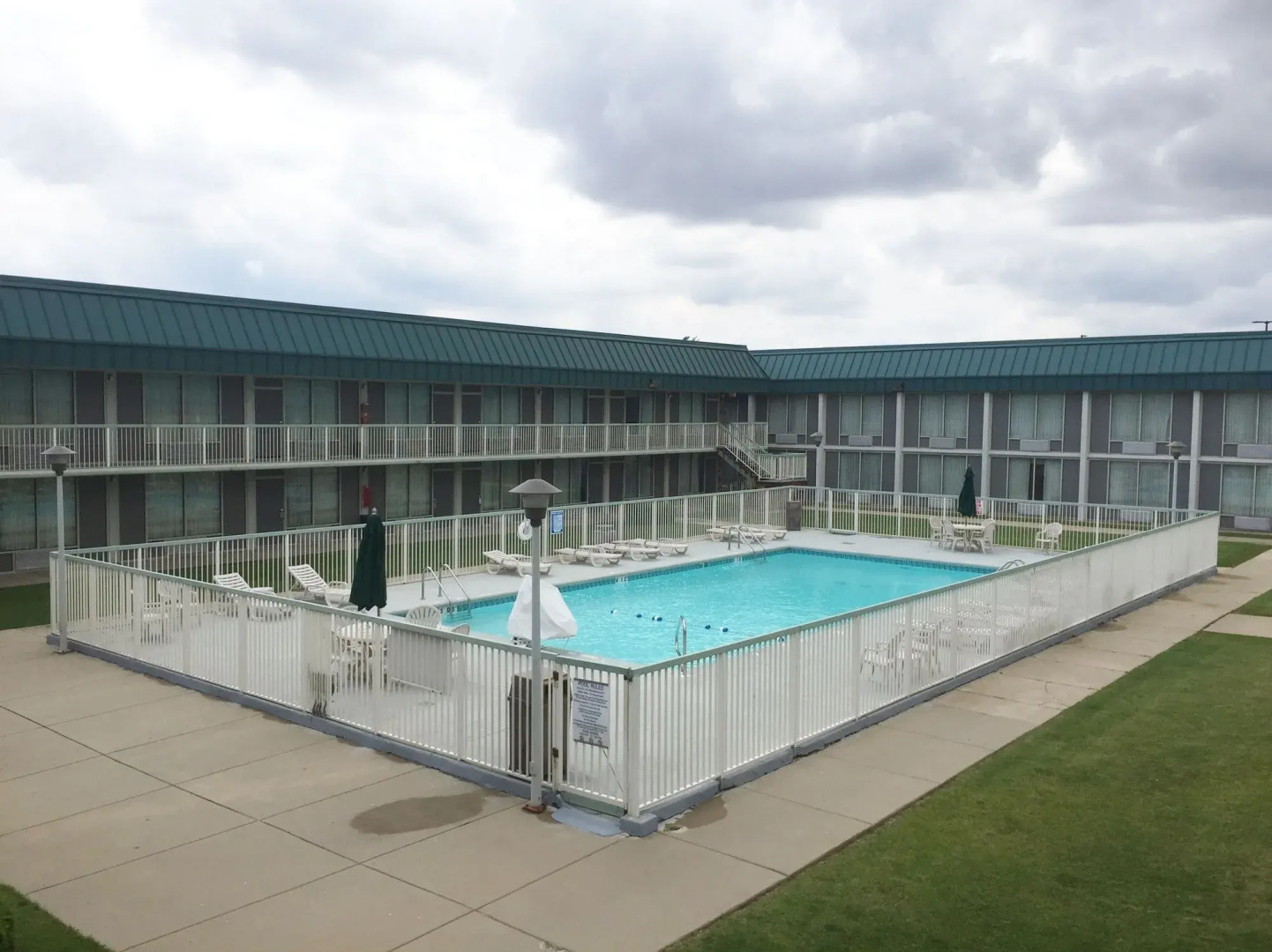 Red Roof Inn & Suites DeKalb