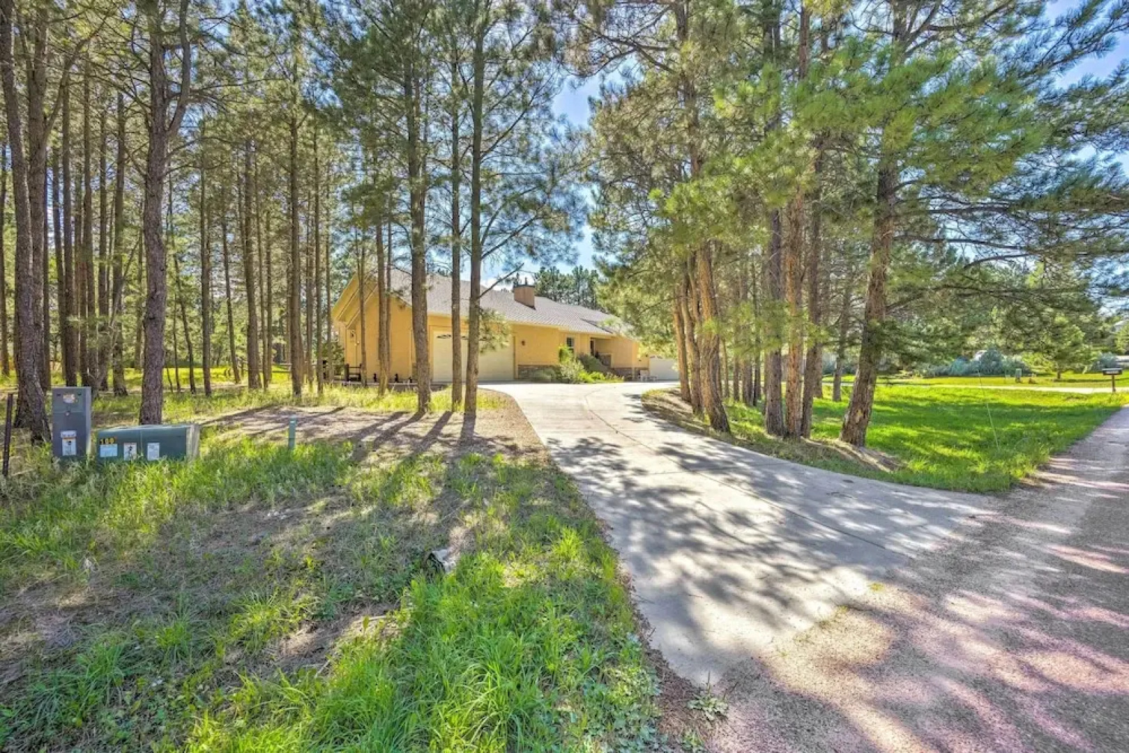 Serene Monument Sanctuary w/ Patio & Fire Pit!