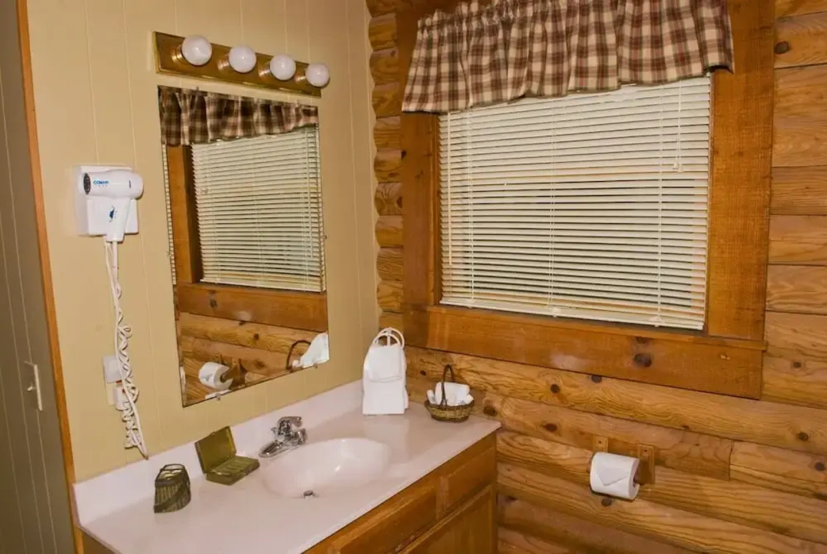 Mountainaire Inn and Log Cabins