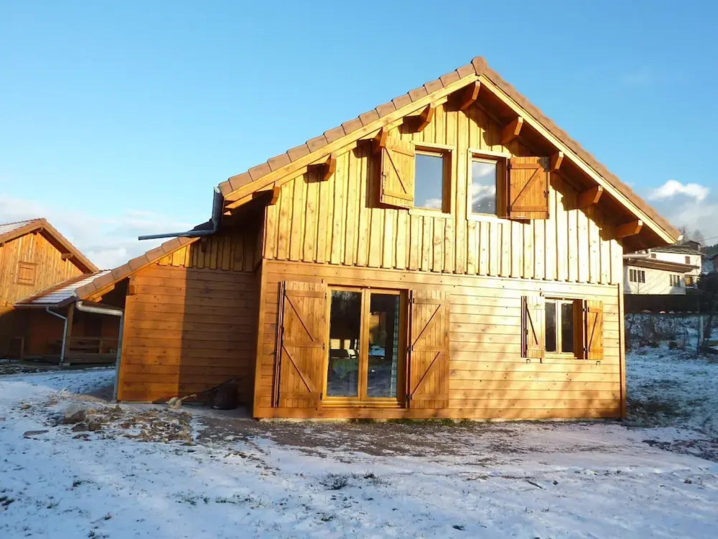 Wooden Chalet With a Washer, Near a Lake