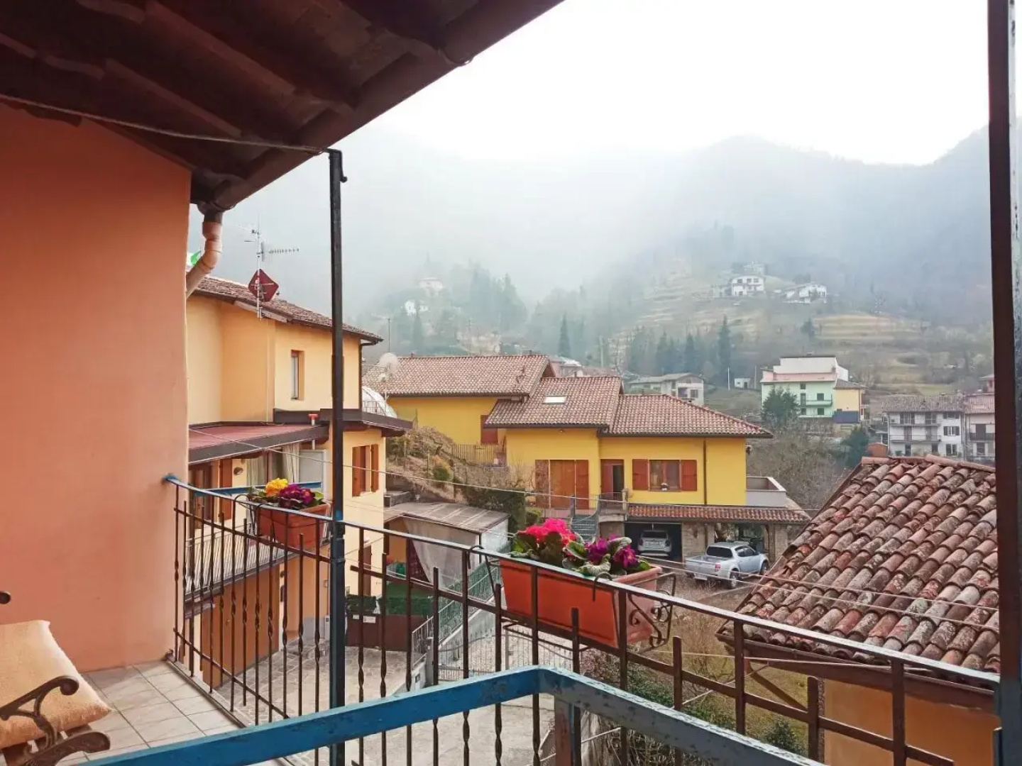 Cute little flat with view, 20 mins to BGY Airport