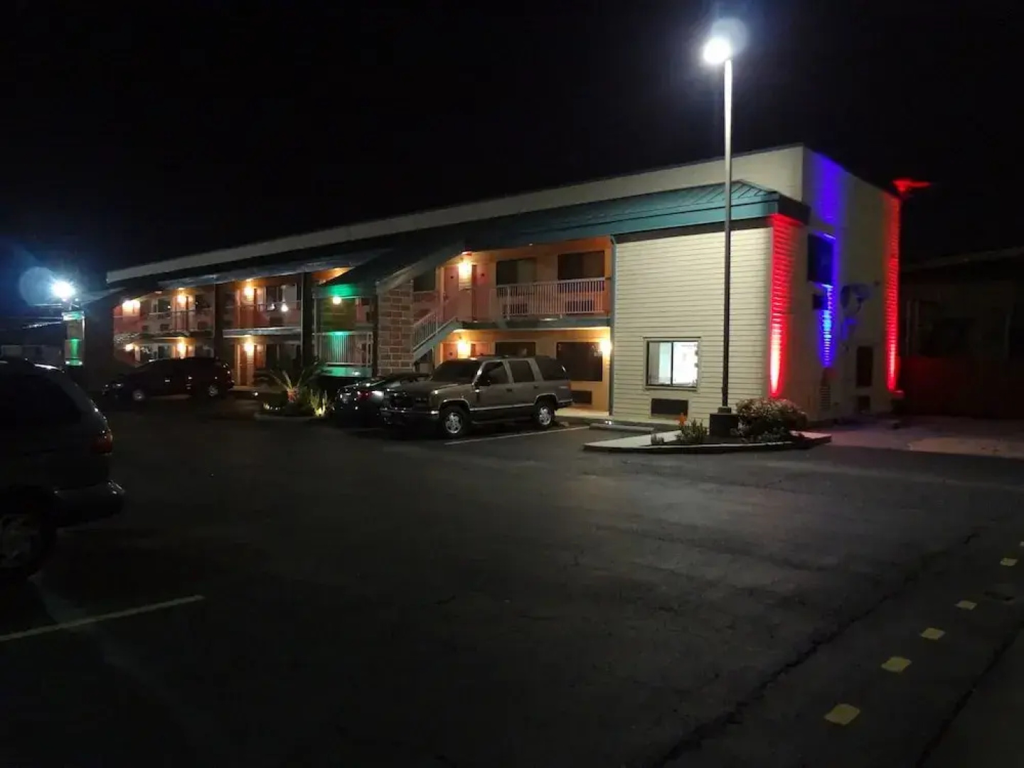 Nola Inn & Suites