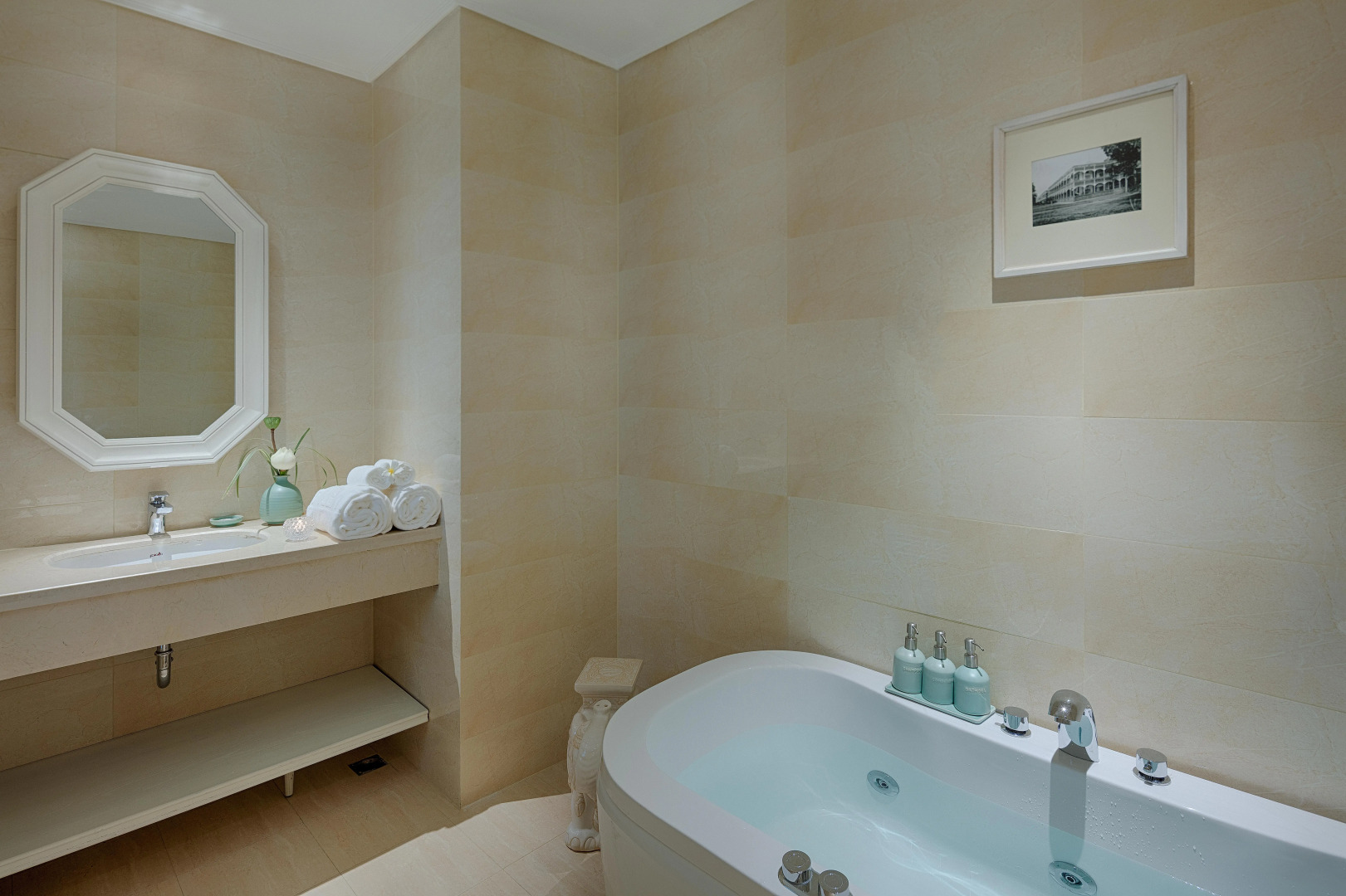 Au Lac Charner Hotel