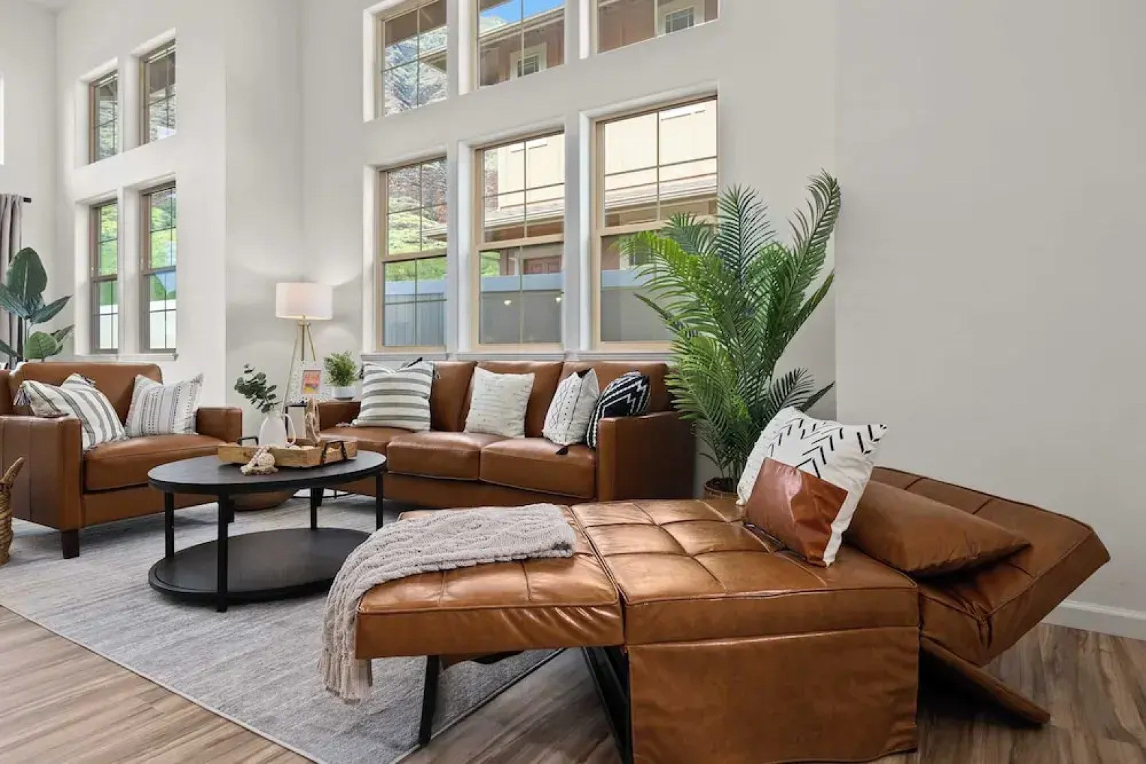 Sleeps 16, 2 Homes Ocean Views, Shared Pool + Gym, Near the Beach Avantstay