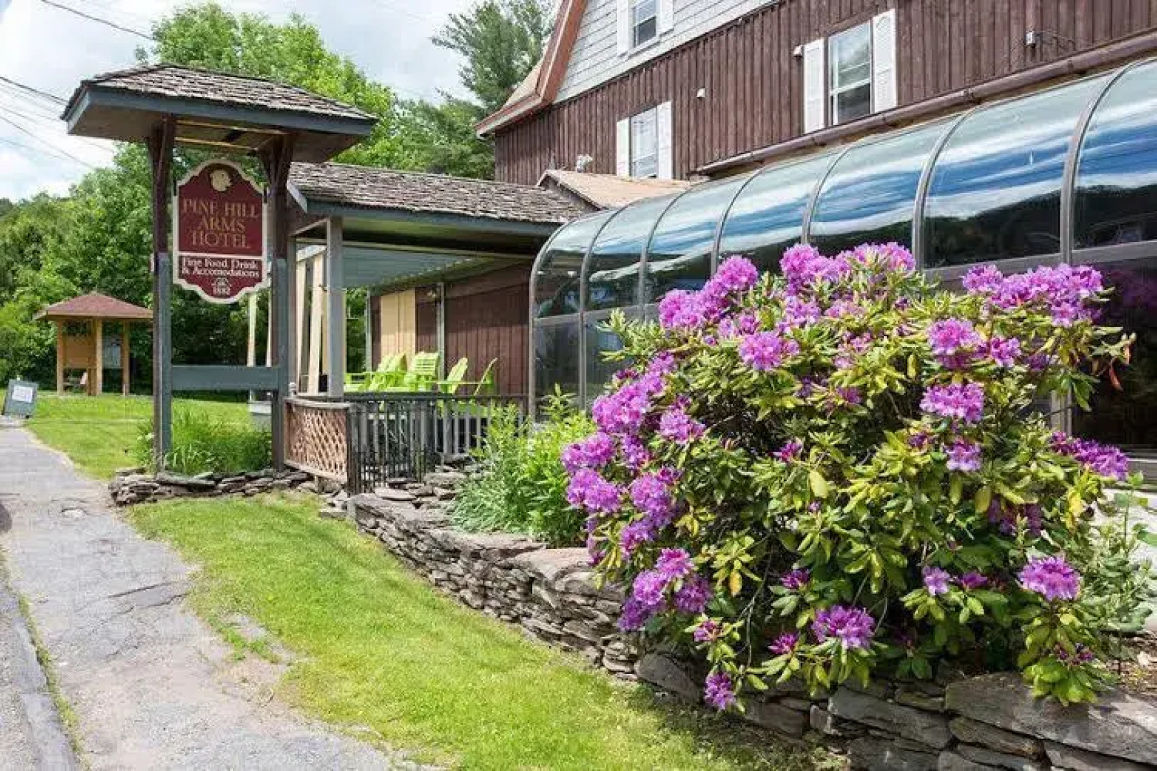 Pine Hill Arms Hotel