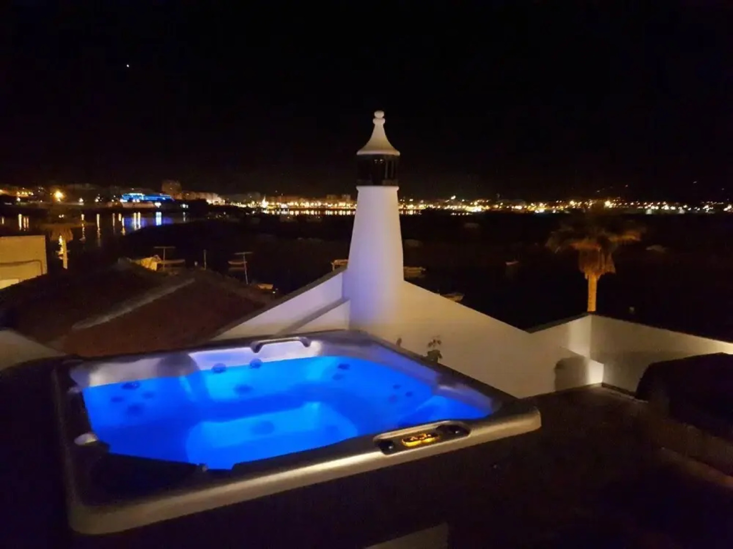 Waterfront, big Terrace, hot tub & 200 m to Beach