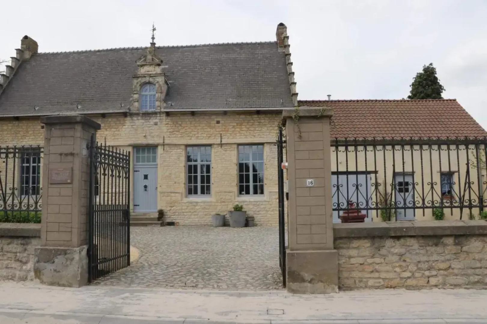 Van Hamme 1642 - 4 bed house