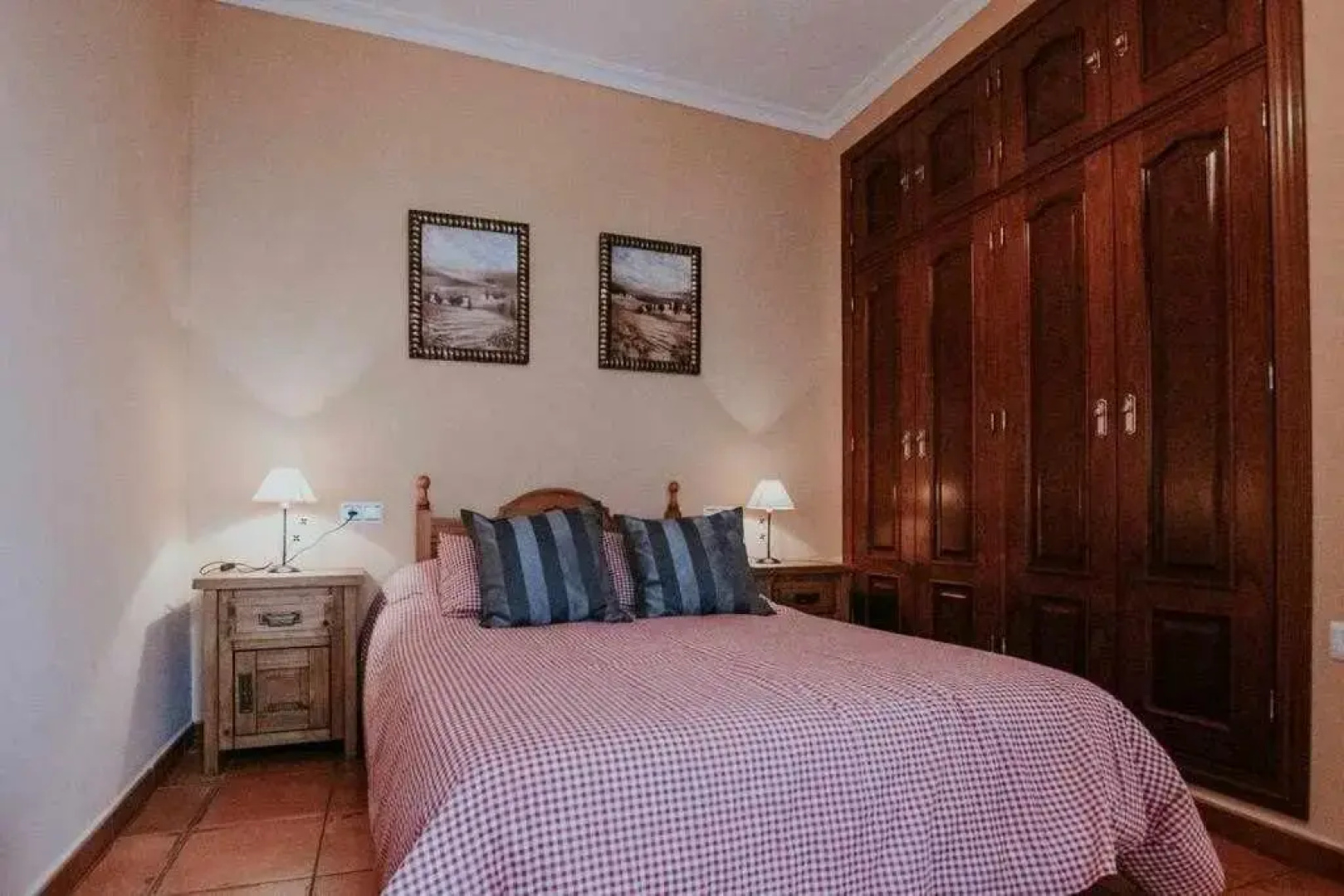 Casa con jacuzzi, sauna, bodeguita rociera y chimenea, de lujo