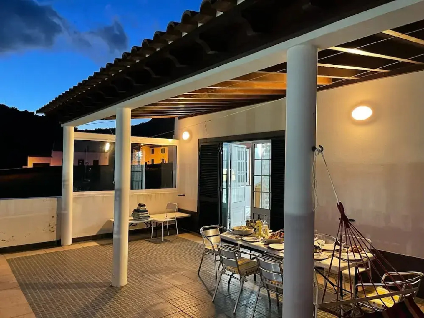 Holiday Home 2 Minutes From the Beach and Close to Major Tourist Attractions!