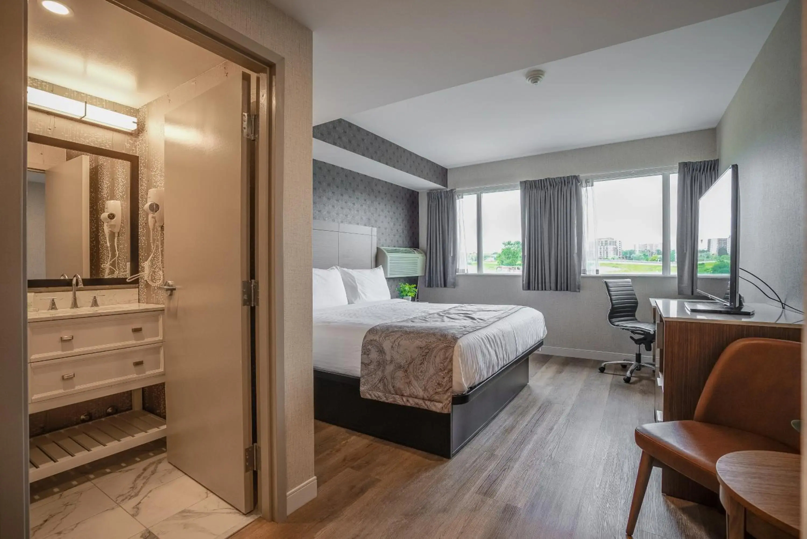 Monte Carlo Inn Oakville Suites