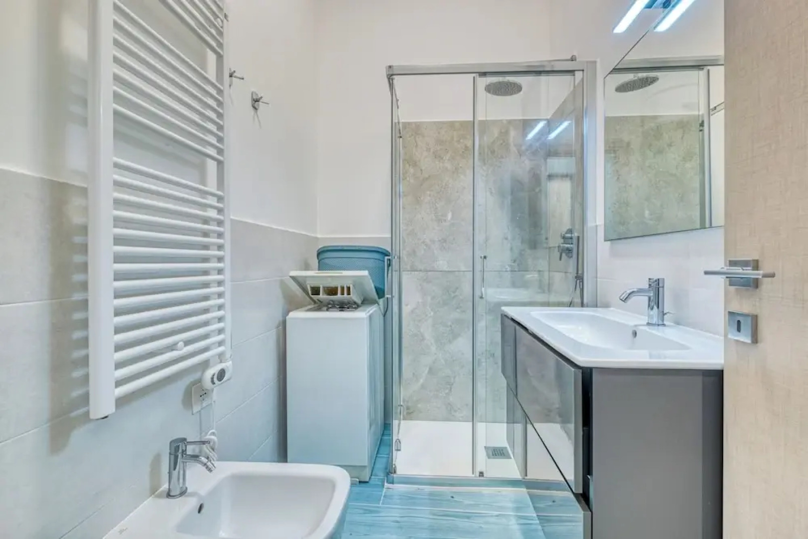 Merlo E - town center & private parking