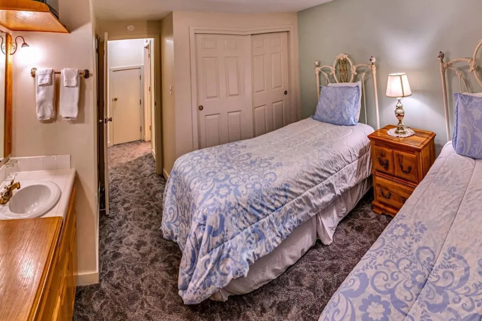 Oak Tower Townhouse-1.5 Blocks to OSF