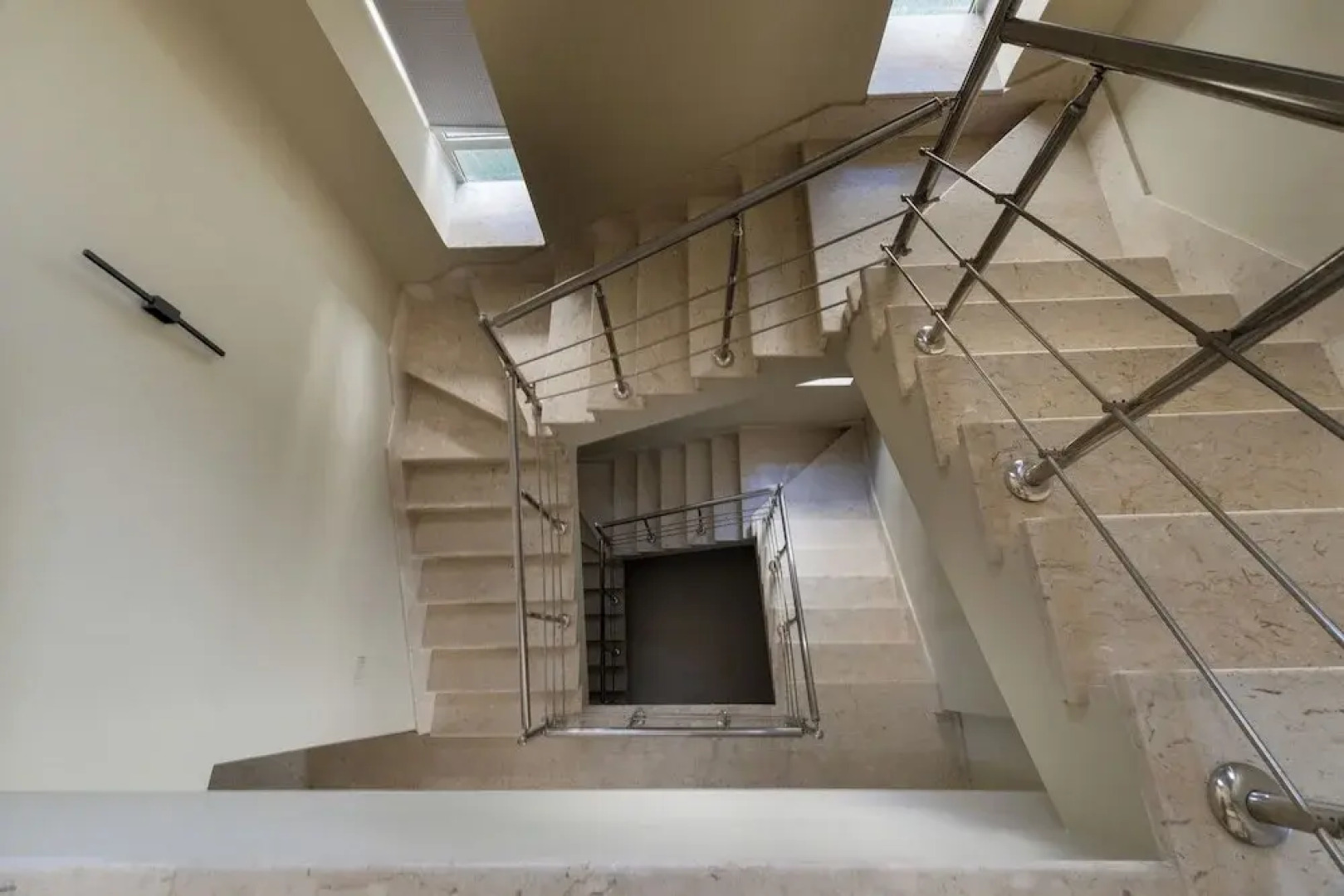 Villa With Private Pool In Beverly Hills