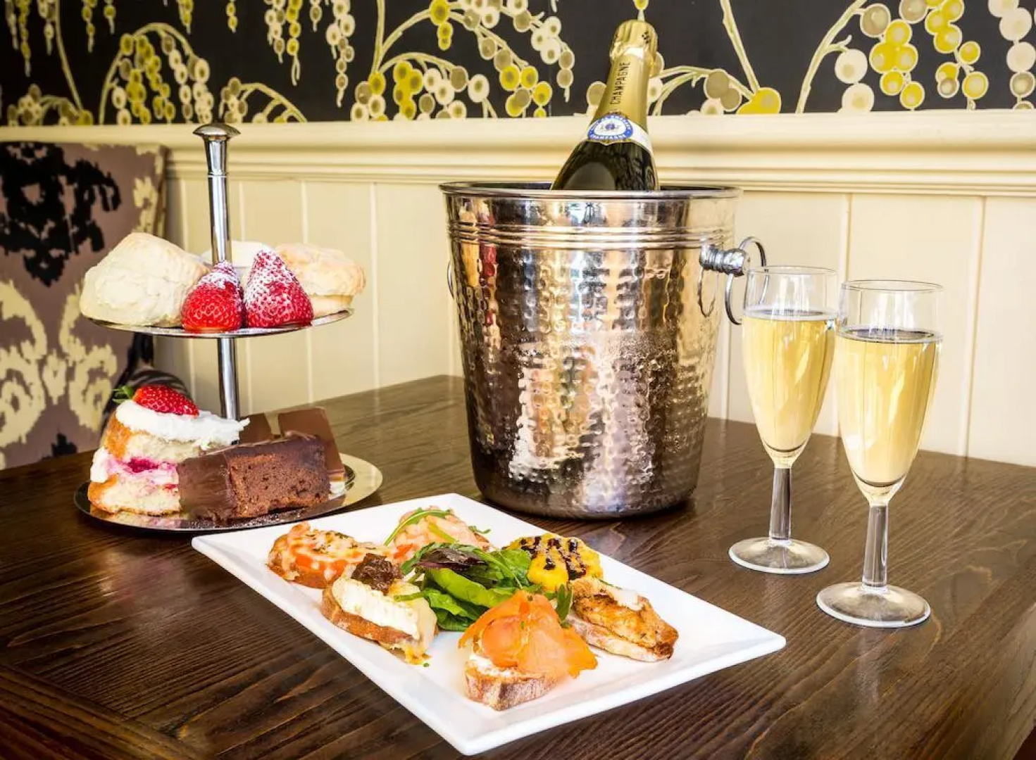The Lounge Hotel and Bar