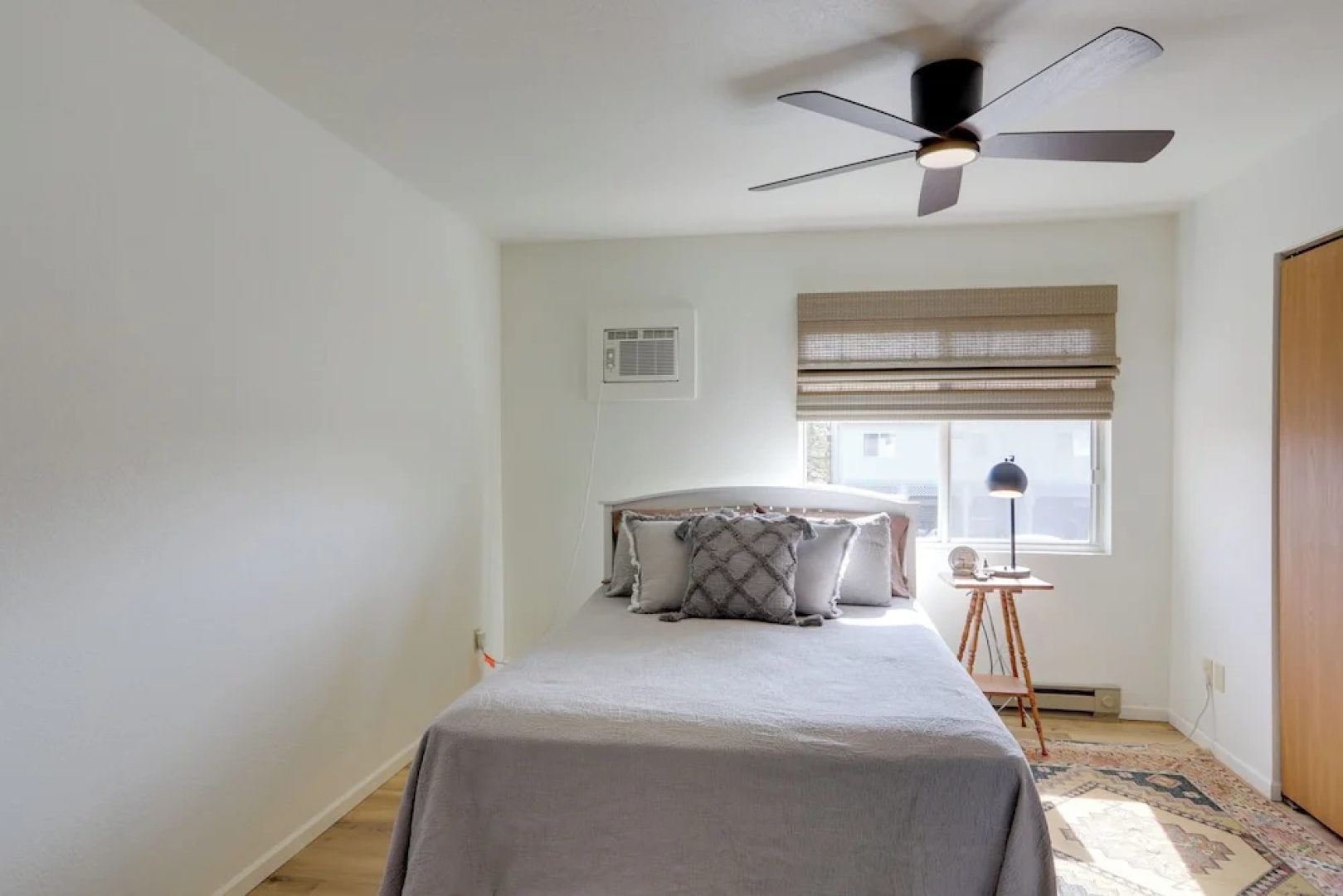 Pet-friendly Oak Harbor Condo: Walk to Lake!