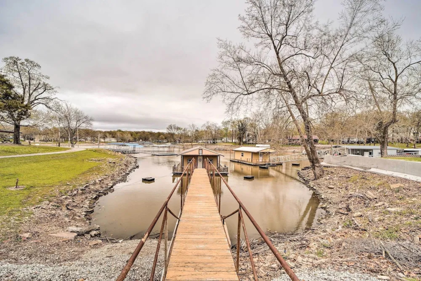 Kayaks & Boat Dock: Waterfront Home in Grove
