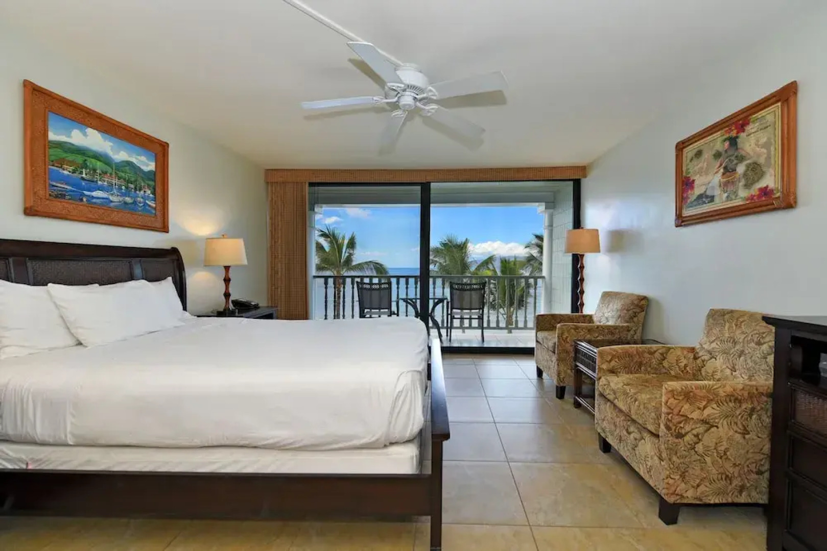 Lahaina Shores #425 Studio Bedroom Condo by RedAwning