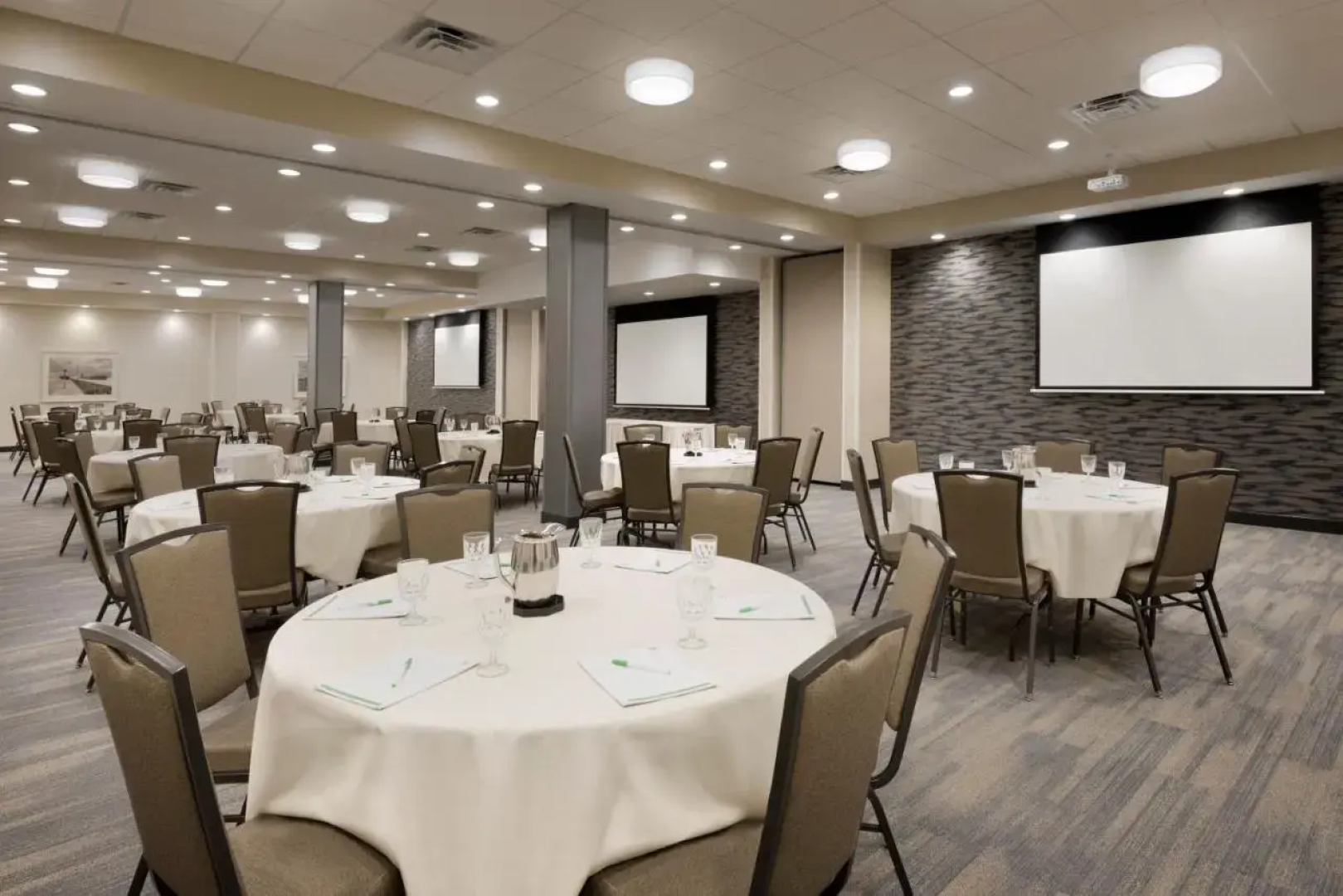 Holiday Inn Hotel & Suites Duluth-Downtown