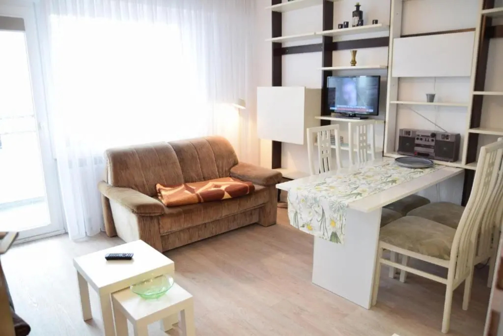 Einfaches 2-Zimmer-Appartement mit Balkon.