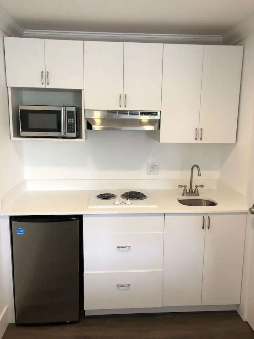 Spinnaker Inn of Naples