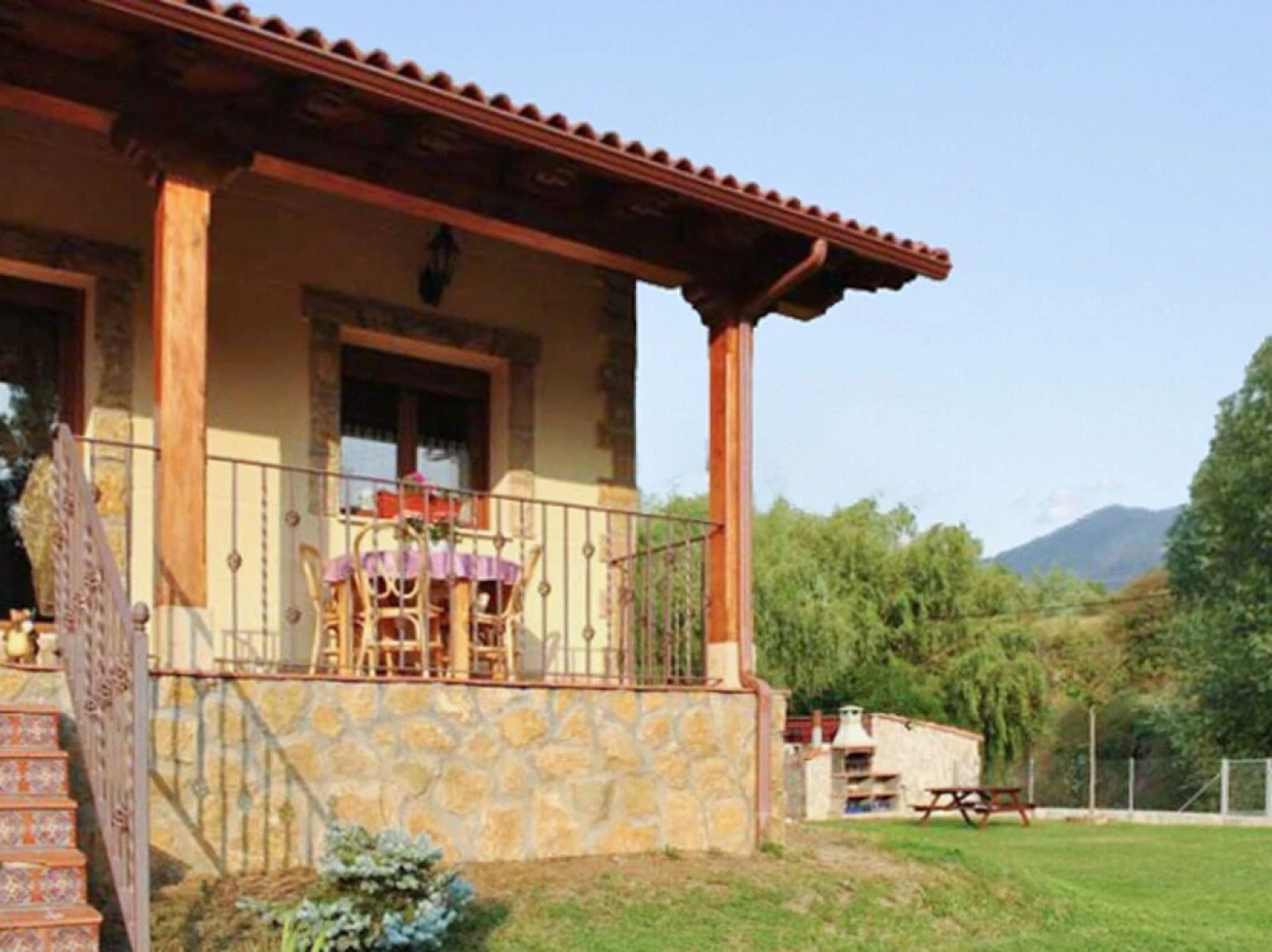 Rustic, 3-bedroom House in Villamanín With a Furnished Terrace, Garden
