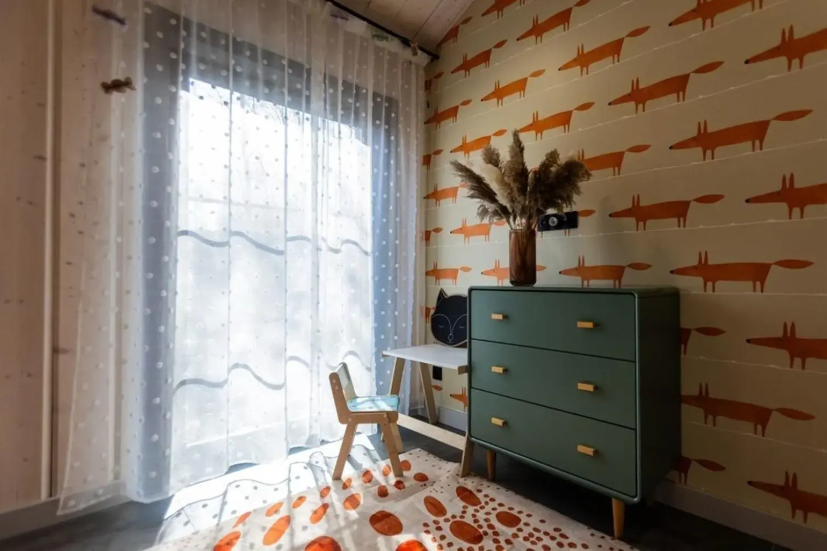 Пaноpaмный дом в хвойнoм лесу с сaуной