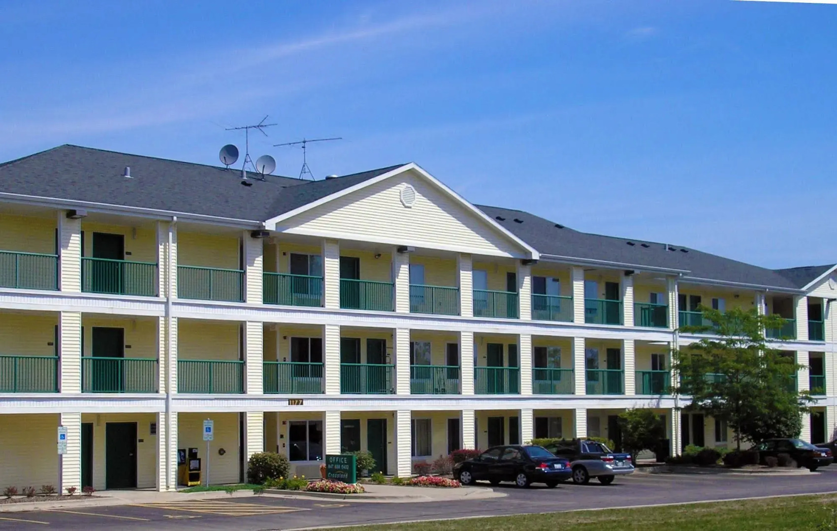 HomeTowne Studios by Red Roof Chicago - Waukegan