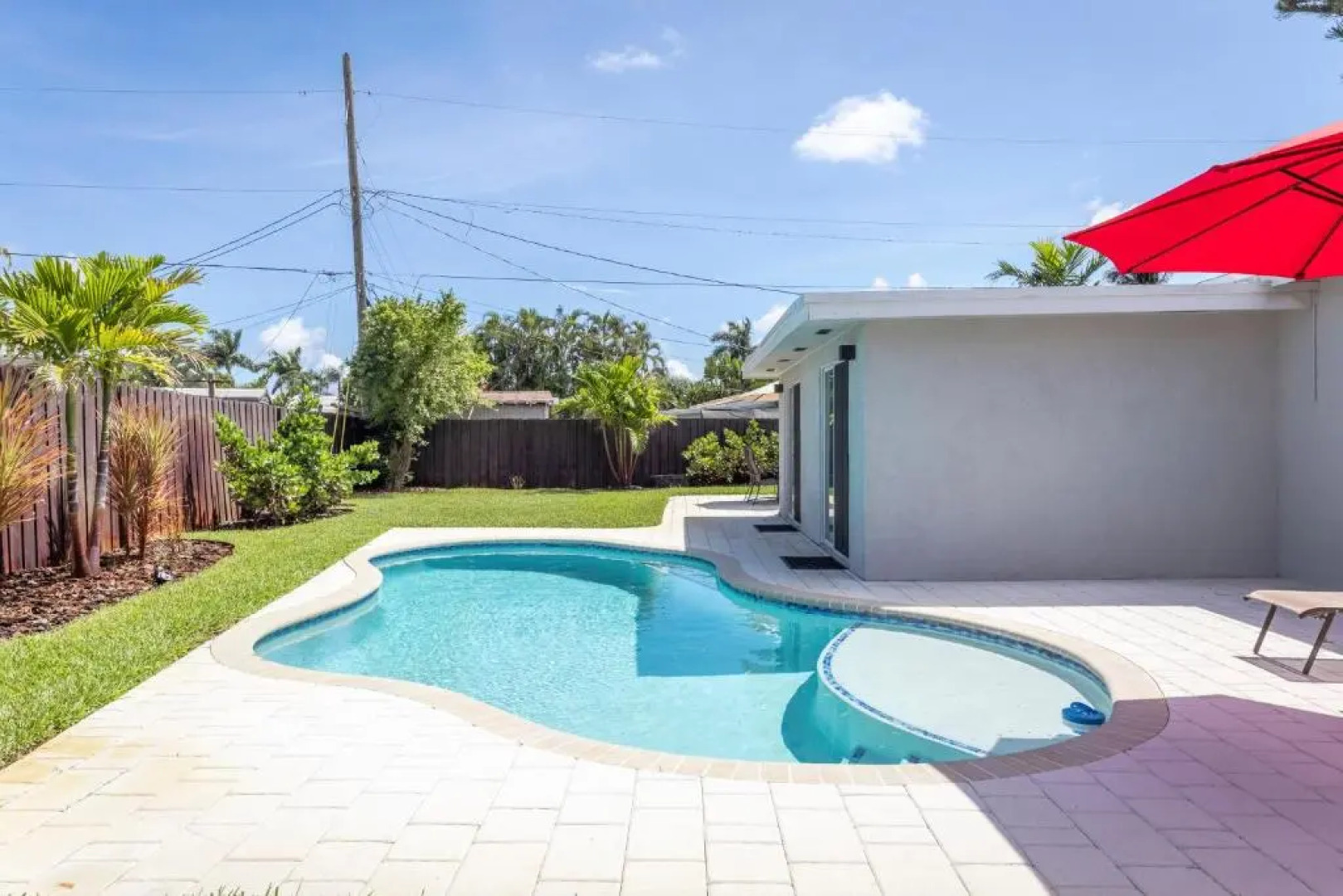 Amazing! 3br 2ba Sofa Bed, Near Beach, Heated Pool, Full Kitchen, WiFI, Patio, BBQ, Private Yard, Peaceful Neighborhood