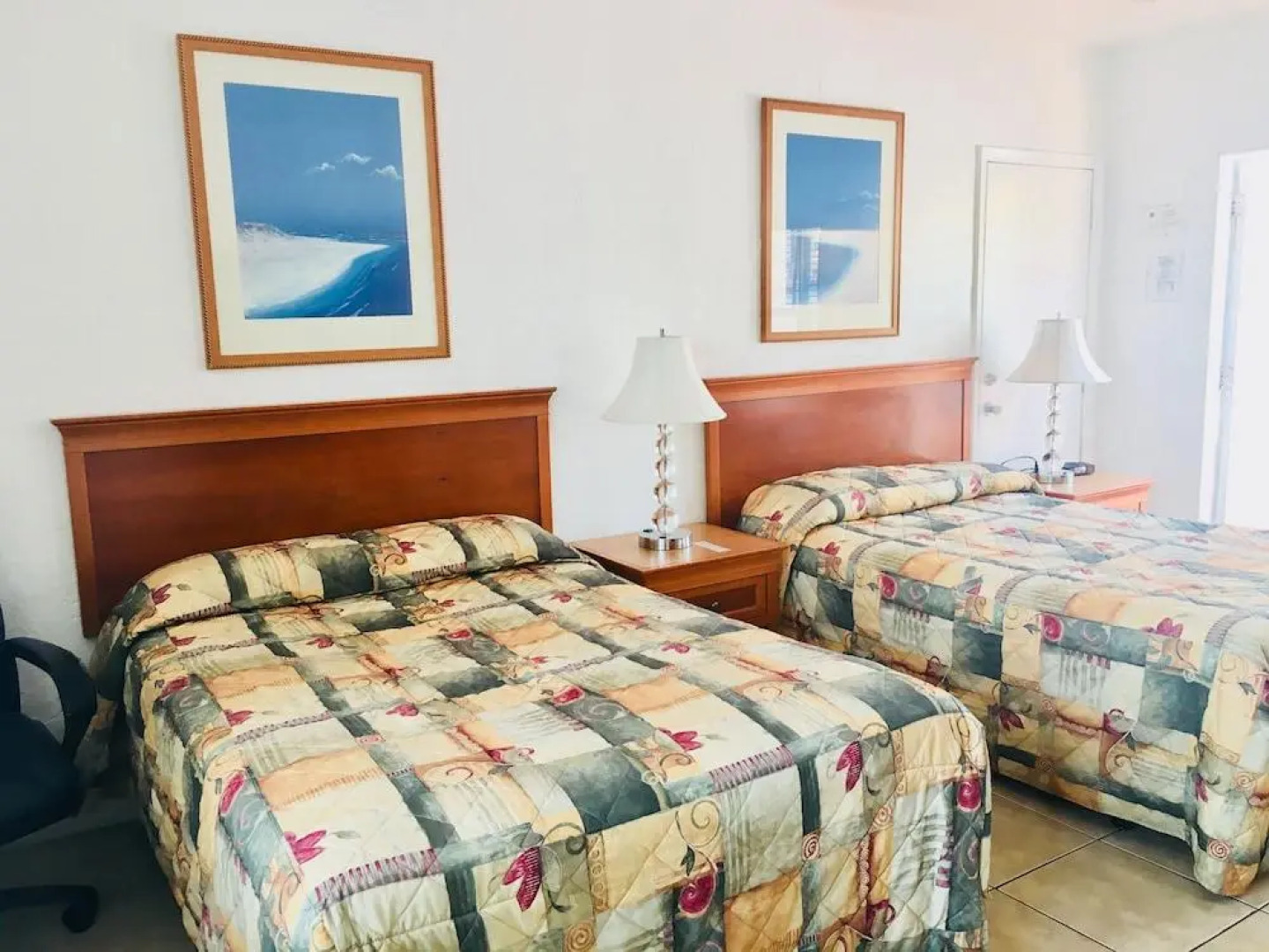 Richards Motel Courtyard