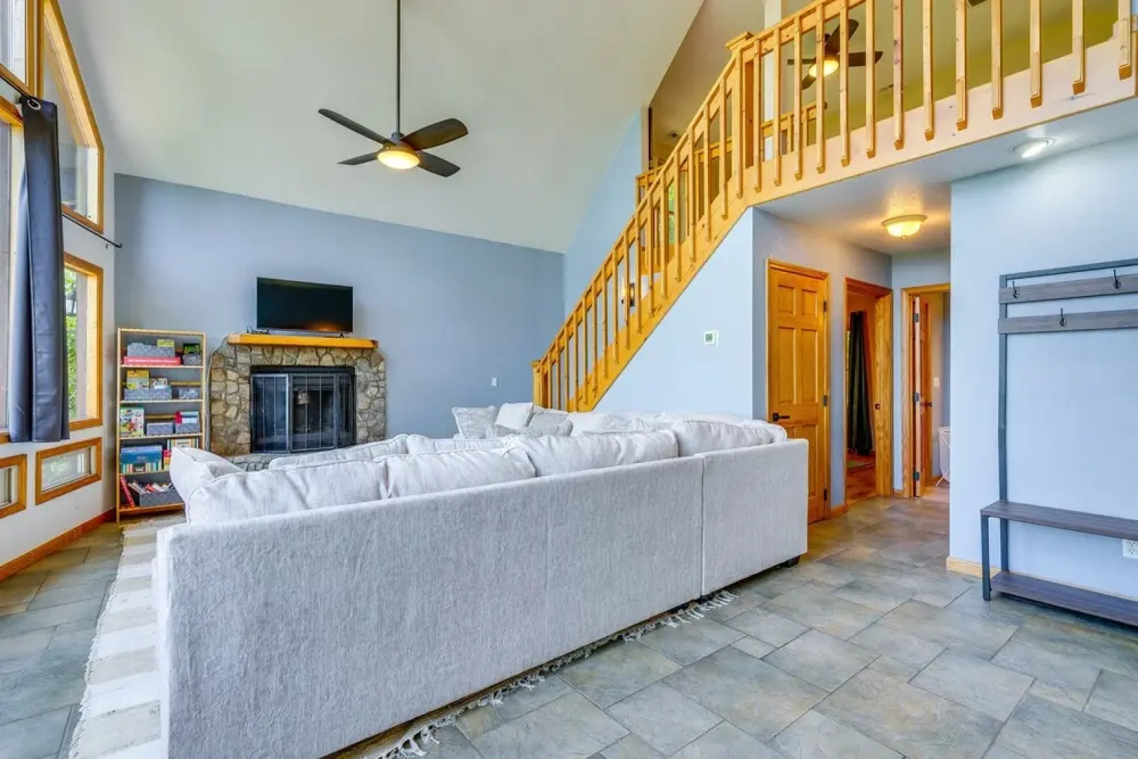 Cozy Murphy Cabin Retreat: Hot Tub & Mtn Views!