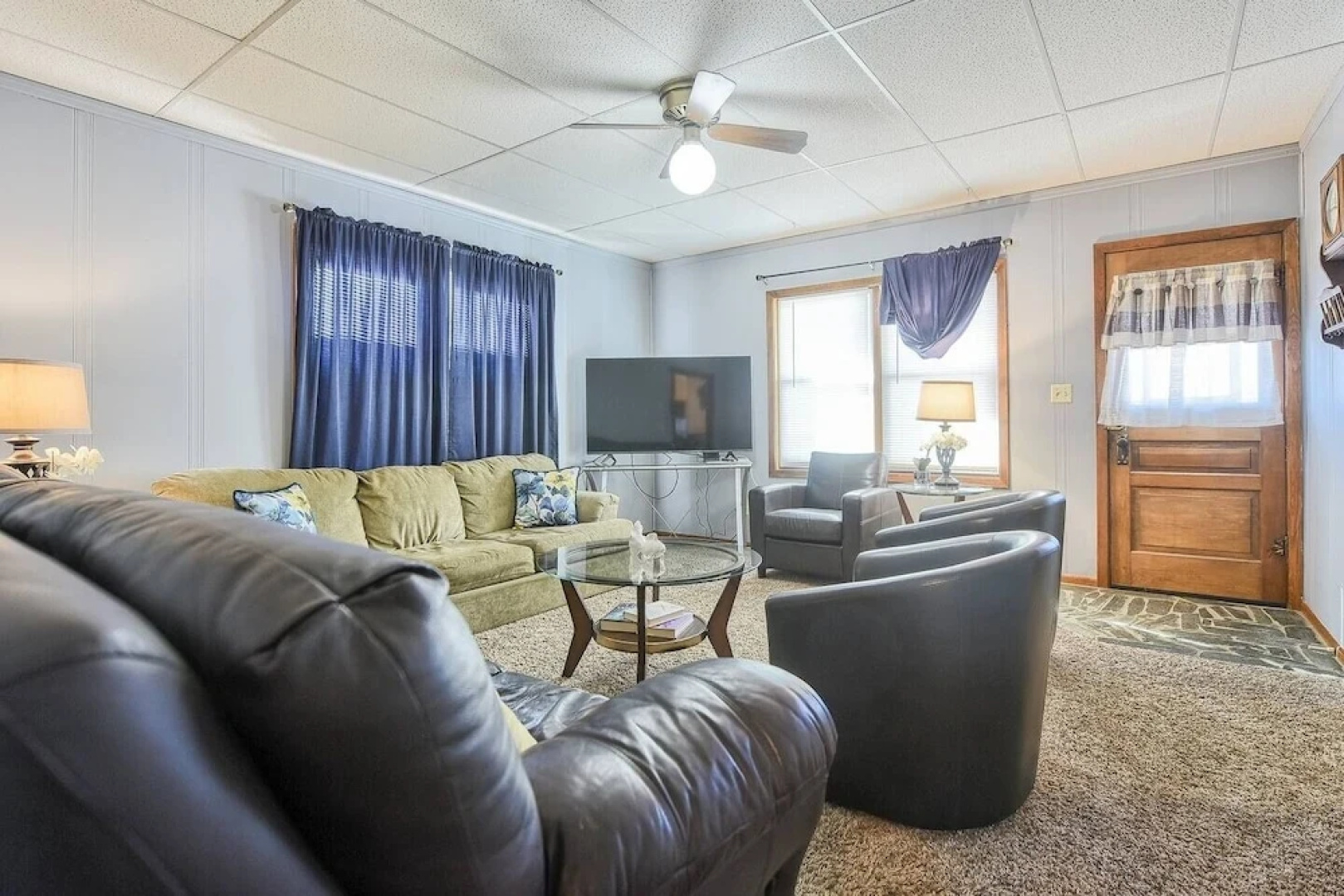 Downtown Charm: Ideal Retreat Near Main Street 3 Bedroom Home by RedAwning
