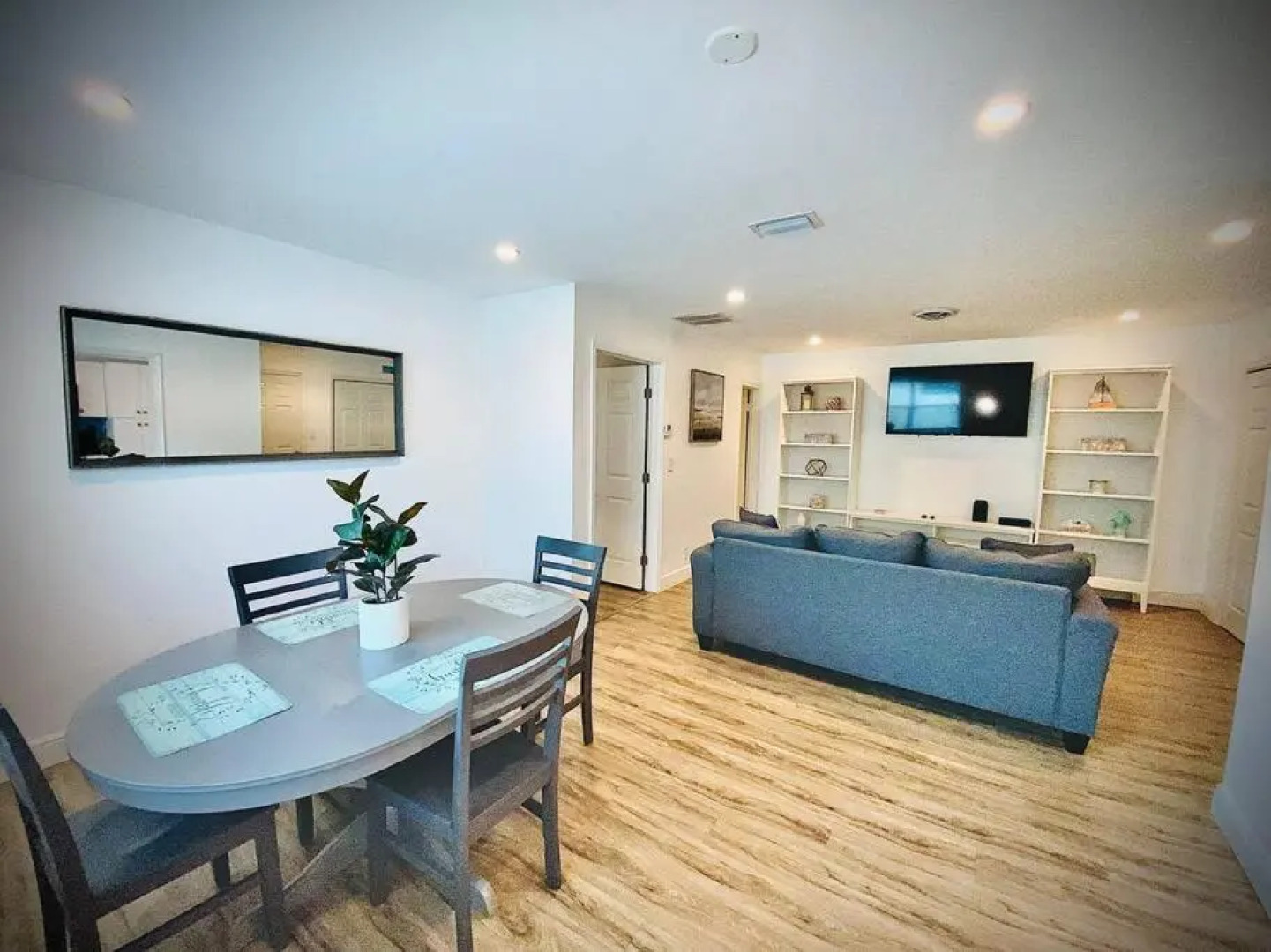 Secret Serenity! Roomy! Pool! 5 min from Beach!