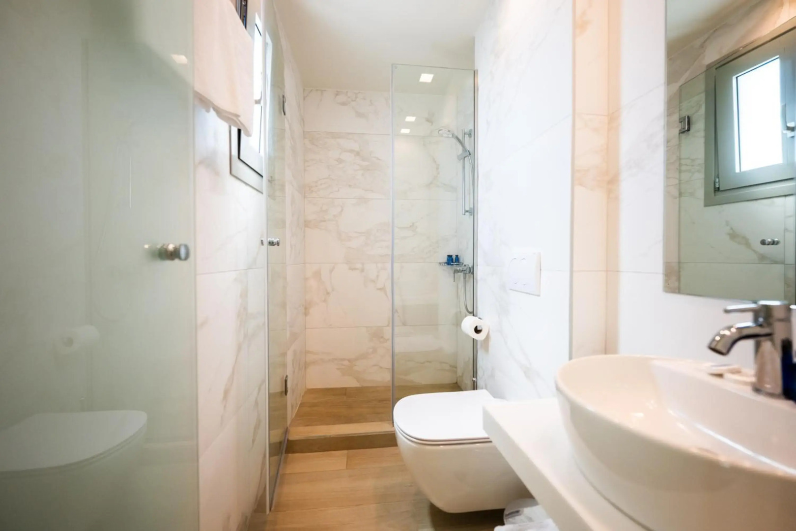 Cavos Bay Hotel and Studios