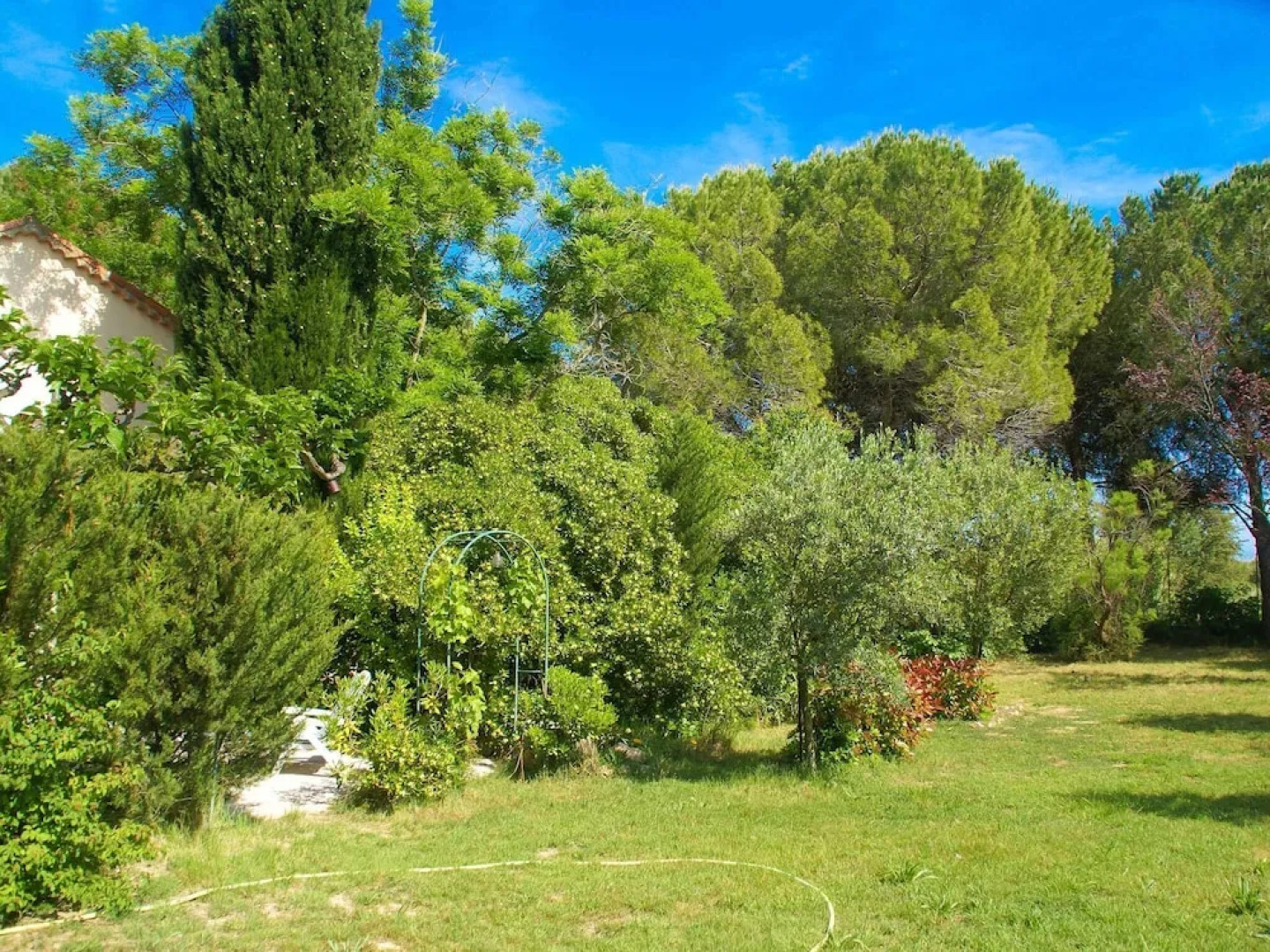 Charming Hunting Lodge near Loupian with garden