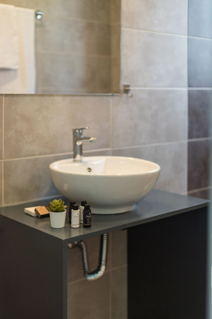 Local Hostel & Suites