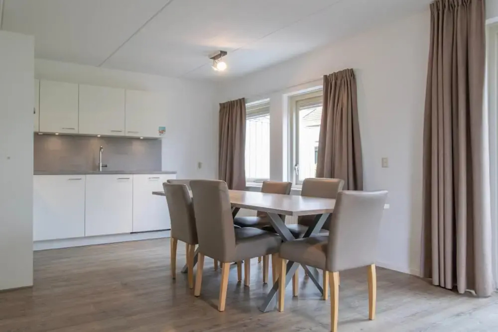 Restyled Bungalow With 2 Bathrooms, Near the Beach