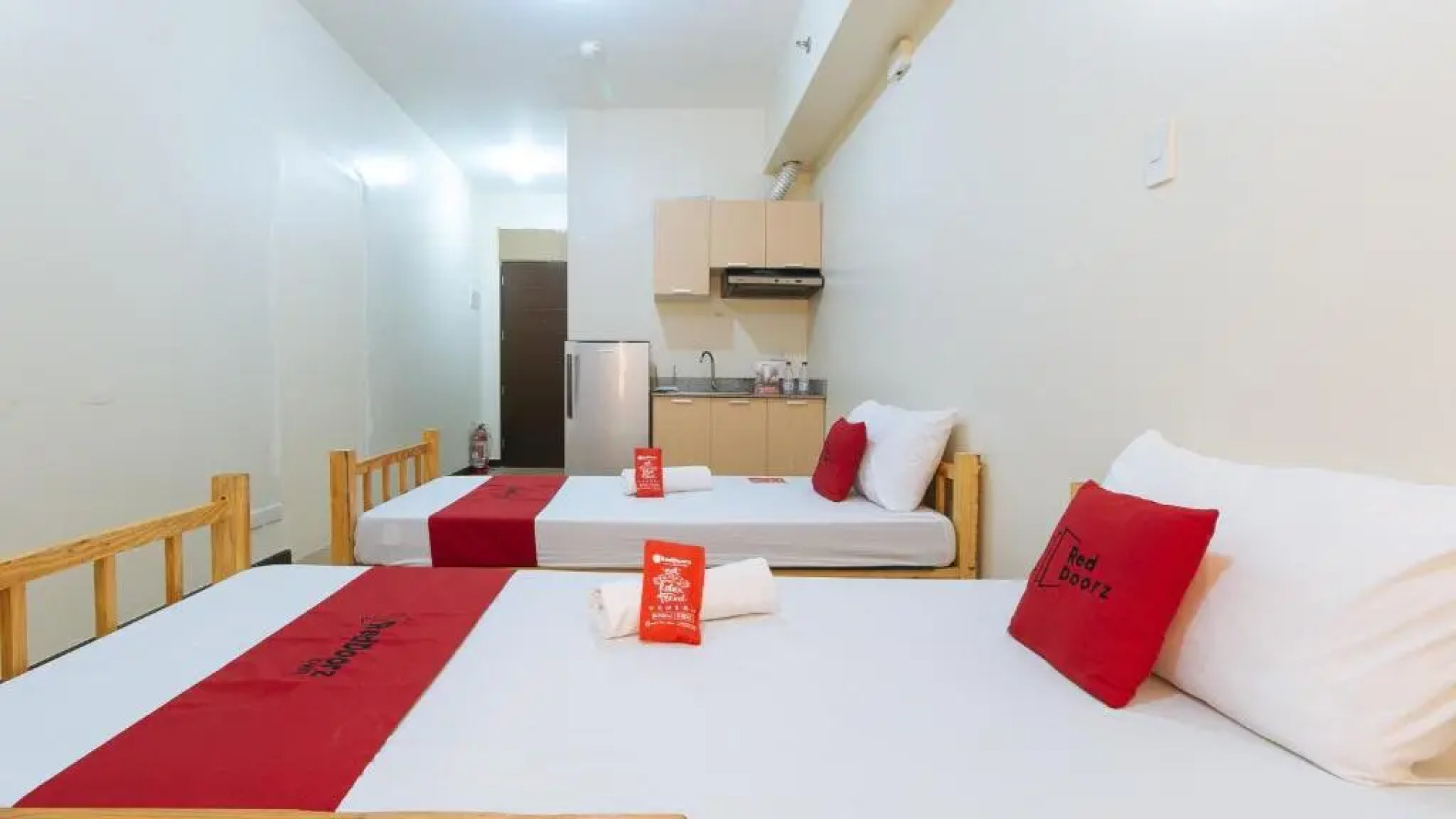 RedDoorz Premium @ Paseo Verde Las Pinas