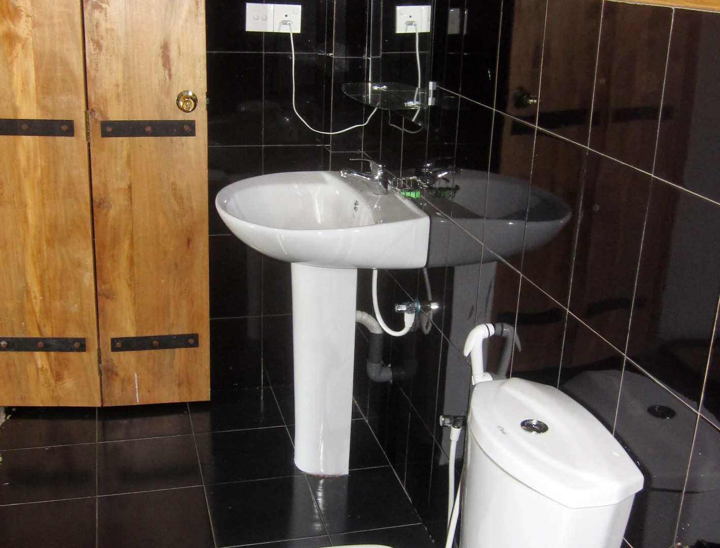 Shiny Lakeside Resort