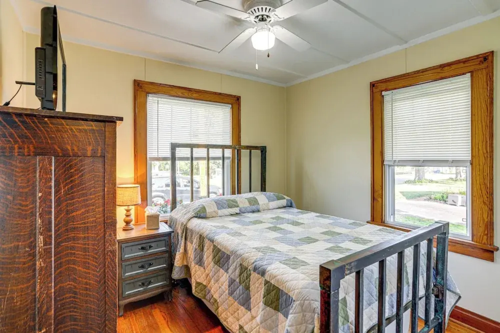 Walk to Private Beach: Lake Erie Retreat w/ Yard!