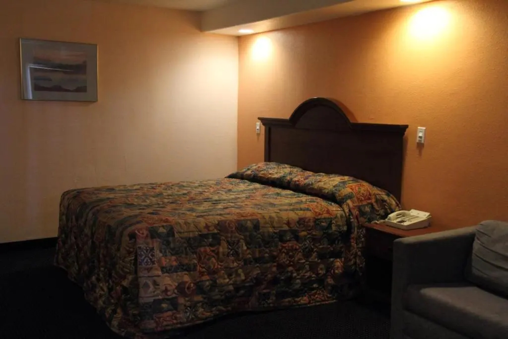 Inland Inn & Suites