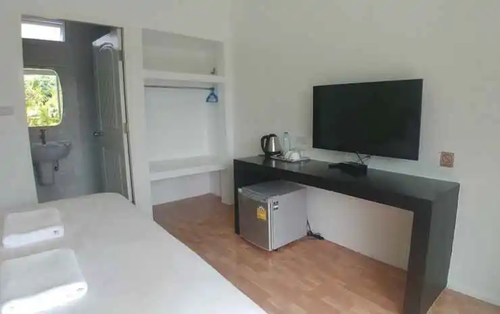 Thipburee Riverside Hotel