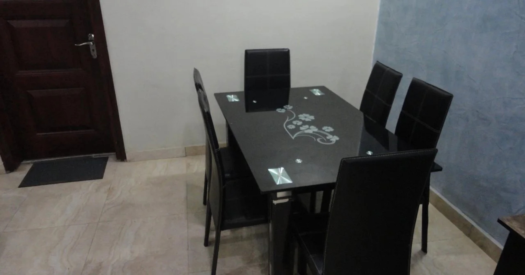 Moongate Hotel and Suites, Obantoko