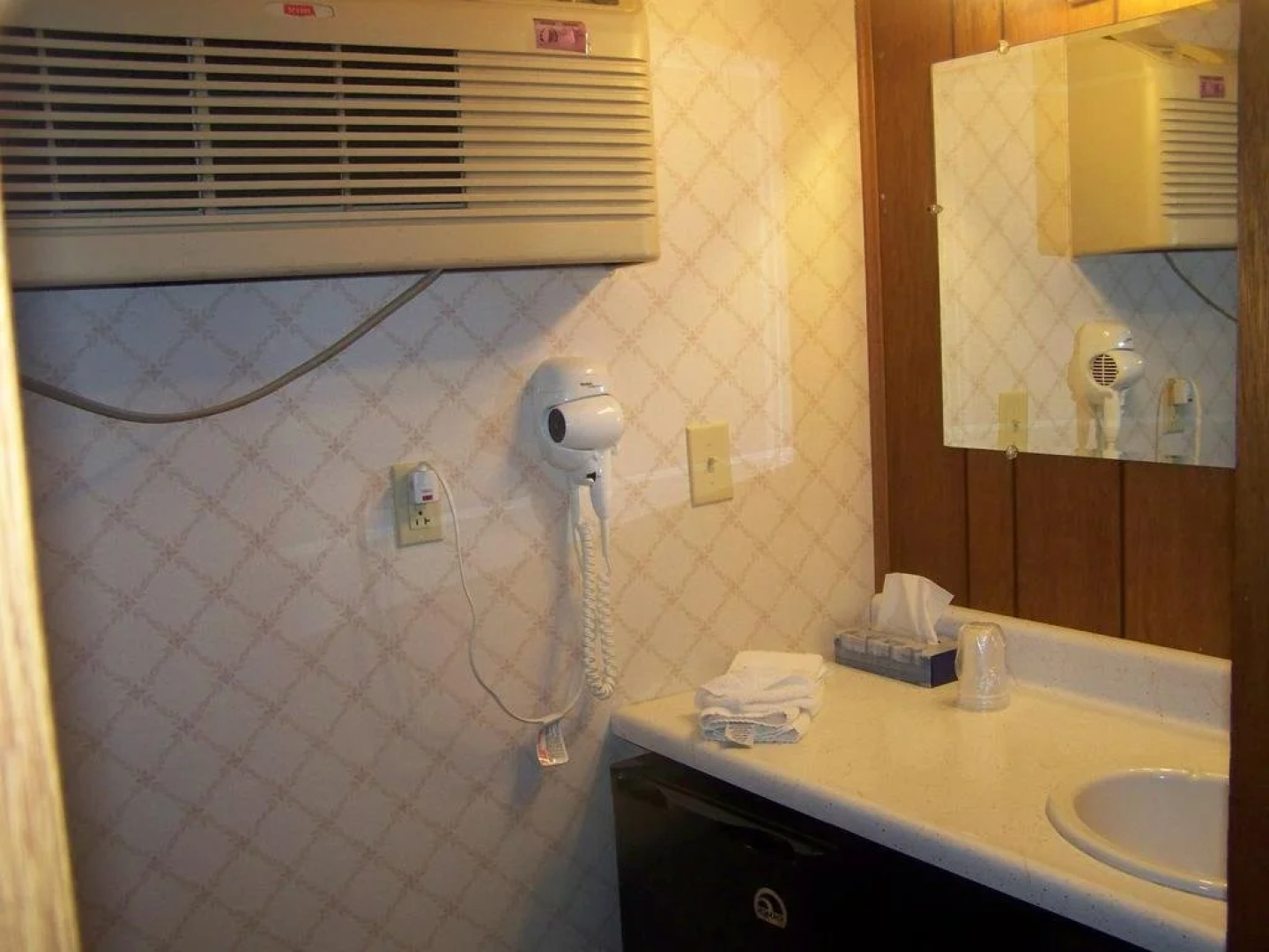 Golden Knight Inn and Suites